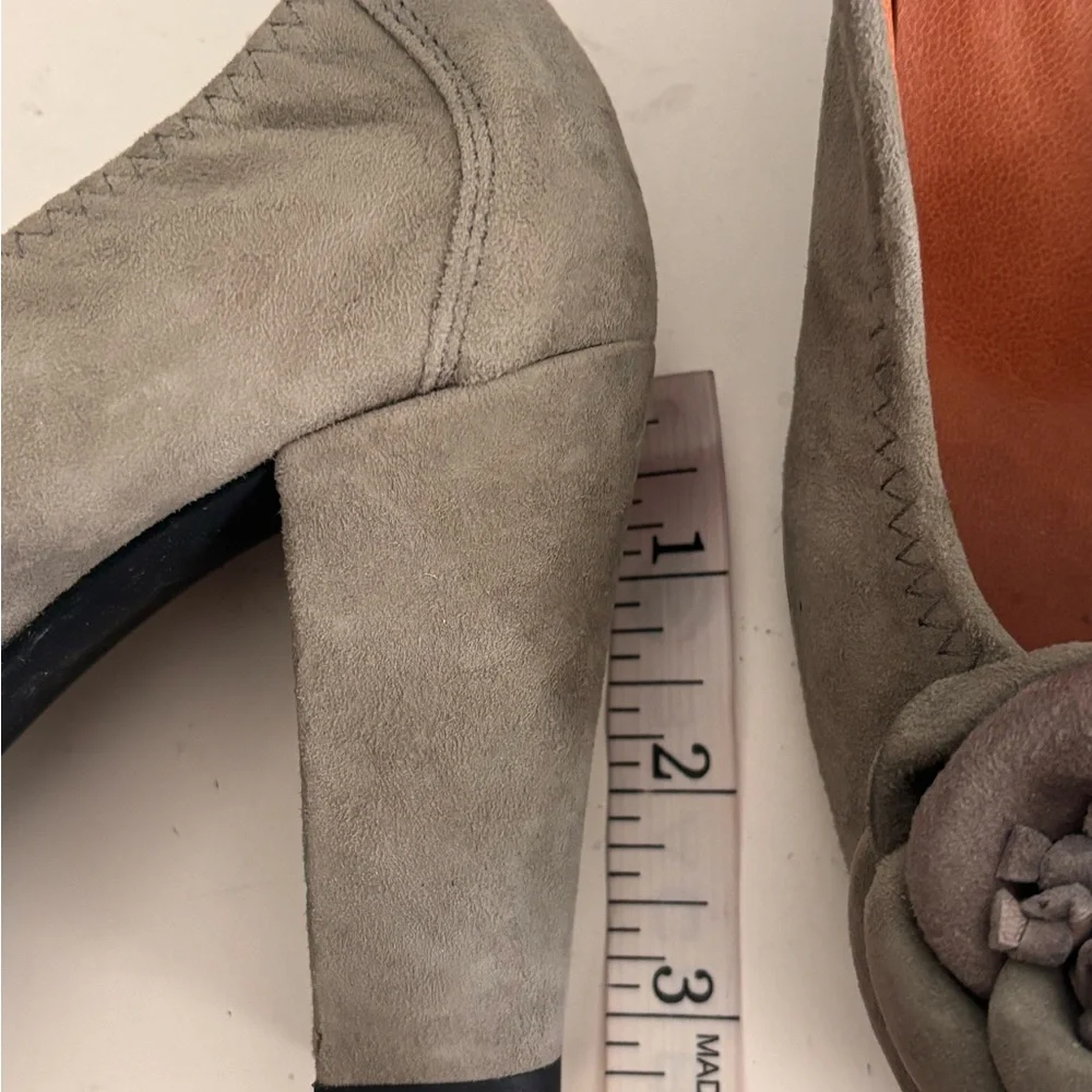 Ras Spain Gray Suede Rosette Embellished Pumps, Size 37